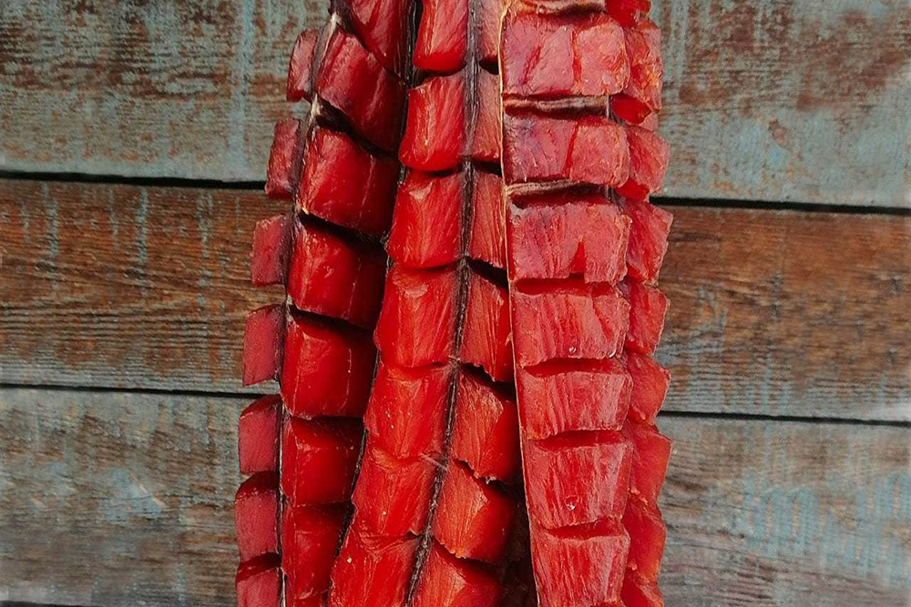 Красивая фотография юкола кеты вяленая в рыбном магазине Омега-3 в Митино