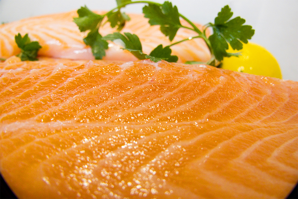 Красивая фотография семга филе лосося атлантического в рыбном магазине Омега-3 в Митино